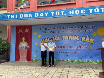 Khen thưởng học sinh có thành tích cao trong các kì thi